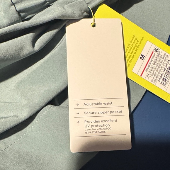 Size Medium Women’s All in Motion Green Woven Mid Risw Shorts 4” - Picture 7 of 7